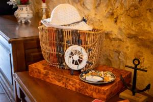 a table with a hat and a plate of food at Il figolla farmhouse in Xagħra
