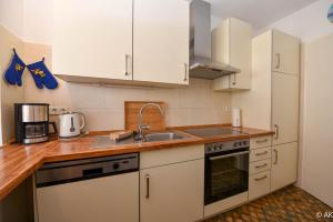 Kuchyň nebo kuchyňský kout v ubytování Haus "Strandnixe" Appartement ST107