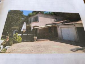 una foto di una casa con una tavola da surf in un cortile di Chambres dans villa avec vue magnifique a Livron-sur-Drôme