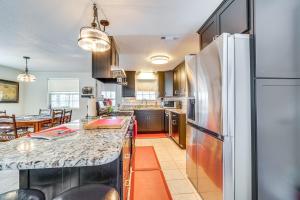 Tellico Plains8 Mi to Tellico Plains Family Home Near Trails!的配有冰箱和台面的厨房