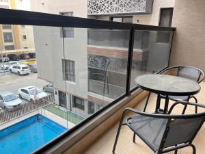 Kolam renang di atau dekat dengan Vera 1 Apartment شقه أنيقه بالخبر بثلاث غرف نوم وصاله تتسع ل 6 اشخاص