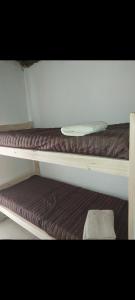 圣拉斐尔Lo de juan的两张双层床,配有棕色床单