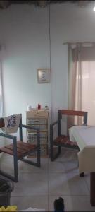 圣拉斐尔Lo de juan的一间设有两把椅子、一张床和一张桌子的房间 更多8张照片