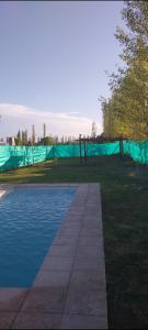 圣拉斐尔Lo de juan的一个带绿色网和一些水的网球场