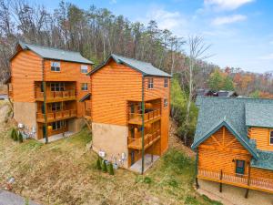 una vista aérea de una casa de madera con en Scenic Retreat - Indoor Pool, Hot Tub & Game Room, en Pigeon Forge