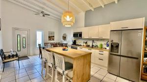 Η κουζίνα ή μικρή κουζίνα στο Fantastic Private Tropical Villa in Palm Beach with Breakfast