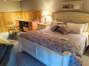 una camera da letto con un letto grande e un tavolo di Springbrook Inn East Room a Houghton Lake