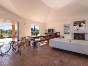 Posedenie v ubytovaní Villa Villa Capicciola by Interhome