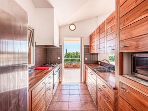 Kuchyňa alebo kuchynka v ubytovaní Villa Villa Capicciola by Interhome
