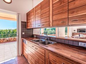 Kuchyňa alebo kuchynka v ubytovaní Villa Villa Capicciola by Interhome