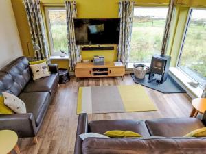 Televisyen dan/atau pusat hiburan di Holiday Home Cuan Beag by Interhome