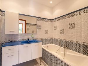 Kúpeľňa v ubytovaní Villa Villa Capicciola by Interhome