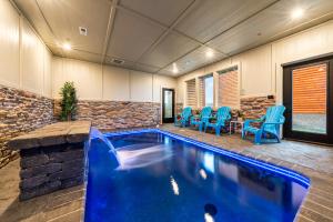 Πισίνα στο ή κοντά στο Cozy Cabin in Smokies- Sleeps 14, Indoor Pool, Hot Tub, Game Room, Pets Welcome