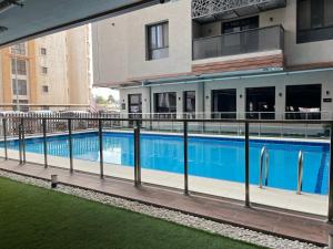a swimming pool on the side of a building at Vera 1 Apartment شقه أنيقه بالخبر بثلاث غرف نوم وصاله تتسع ل 6 اشخاص in Al Khobar