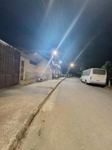 een wit busje geparkeerd op een straat 's nachts bij Cantinho e Sossego 04 in Vespasiano +5 foto's