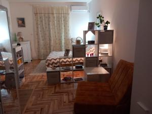 un soggiorno con un tavolo e un divano di Studio D a Sombor