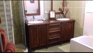 un bagno con due lavandini e una doccia di Chambres dans villa avec vue magnifique a Livron-sur-Drôme