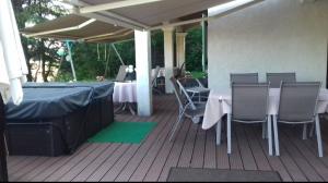 un patio con tavolo e sedie su un ponte di Chambres dans villa avec vue magnifique a Livron-sur-Drôme