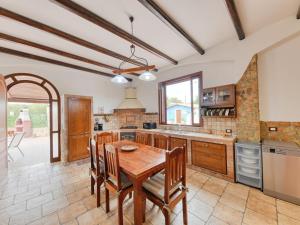 Kuchyň nebo kuchyňský kout v ubytování Villa Parisi by Interhome