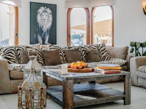 ein Wohnzimmer mit Couch und Tisch in der Unterkunft Holiday Home Villa Cristina by Interhome in Jávea + 80 Fotos