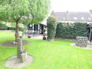 Ein Garten an der Unterkunft Apartment in Eifel near Nürburgring