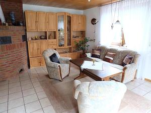ein Wohnzimmer mit einer Couch und einem Tisch in der Unterkunft Apartment in Eifel near Nürburgring in Oberstadtfeld