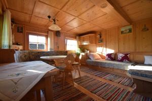 Postel nebo postele na pokoji v ubytování Tiroler Bauernhaus mit Panoramablick