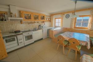Kuchyň nebo kuchyňský kout v ubytování Tiroler Bauernhaus mit Panoramablick