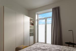 un dormitorio con una cama y una ventana en Ferienwohnung Gartenlounge Schönberg - Kalifornien, en Kalifornien