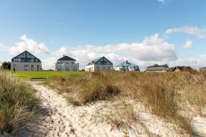 una fila de casas en la cima de una playa en Ferienwohnung Gartenlounge Schönberg - Kalifornien, en Kalifornien