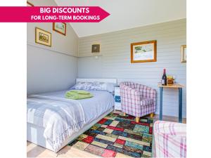 เตียงในห้องที่ Charming Self Contained Garden Studio Upperbeeding