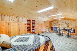 Gambar di galeri bagi 2 Mi to Main Street Mtn-View Escape in Lander! di Lander