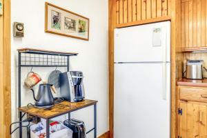Dapur atau dapur kecil di 2 Mi to Main Street Mtn-View Escape in Lander!