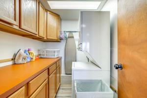 Gambar di galeri bagi 2 Mi to Main Street Mtn-View Escape in Lander! di Lander