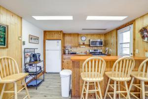 Dapur atau dapur kecil di 2 Mi to Main Street Mtn-View Escape in Lander!