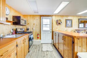 Dapur atau dapur kecil di 2 Mi to Main Street Mtn-View Escape in Lander!