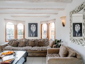 ein Wohnzimmer mit Couch und Tisch in der Unterkunft Holiday Home Villa Cristina by Interhome in Jávea