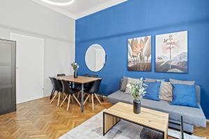 un salon avec un canapé et une table dans l'établissement Augarten Suites I 5 min to Metro I 10 Min to City, à Vienne