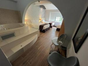Bilik mandi di Hotel Ferré Miraflores