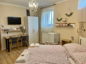 Posteľ alebo postele v izbe v ubytovaní BellaVista 2 Apartman