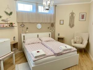 Posteľ alebo postele v izbe v ubytovaní BellaVista 2 Apartman