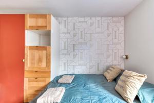 アンジェにあるLa bulle Place du Ralliementの白い壁のベッドルーム1室(青いベッド1台付)