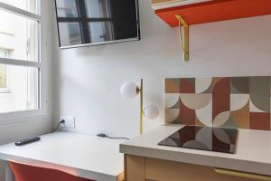 アンジェにあるLa bulle Place du Ralliementのキッチン(デスク付)、窓 +6枚の写真