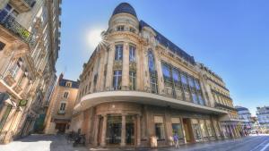 アンジェにあるLa bulle Place du Ralliementの通りの角にある大きな建物