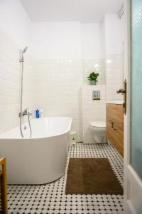 un bagno bianco con vasca e WC di Art Deco Apartment a Constanţa
