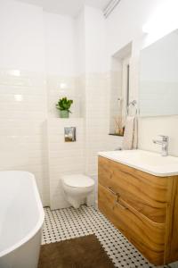 un bagno bianco con lavandino e WC di Art Deco Apartment a Constanţa Altre 6 foto