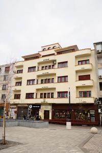 un grande edificio di fronte a un edificio di Art Deco Apartment a Constanţa