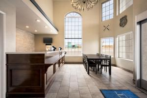 a dining room with a bar and a dining table at Baymont by Wyndham Kingman in Kingman