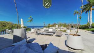 eine Terrasse mit Tisch und Stühlen und dem Meer in der Unterkunft Oceanview Penthouse in Punta Mita - Beach - Pools in Higuera Blanca