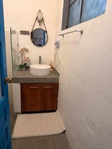 a bathroom with a sink and a mirror at Casita de la 12 5 min a centro Campeche ideal para 2 ó 3 personas Cocina con estufa de inducción, microondas y refrigerador in Campeche